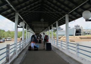 Laituri Krabiin saapuessa kulki vähän matkaa myös mangrovemetsässä.