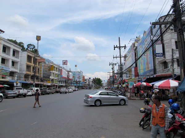 Krabin pääkatu tai ainakin levein katu Maharaj, jonka poikkikaduilla (Soi Maharjat) on kasvisravintolat ja iltatorit.