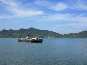 Koh Lantan saarille liikutaan lossilla autolla tullessa. 