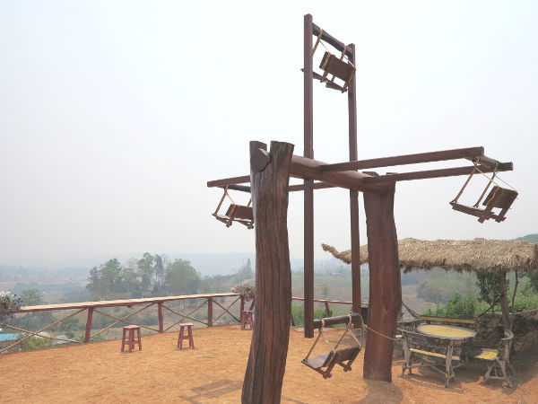 Kiinalaisen kylän ihmisellä käyvä maailmanpyörä. 