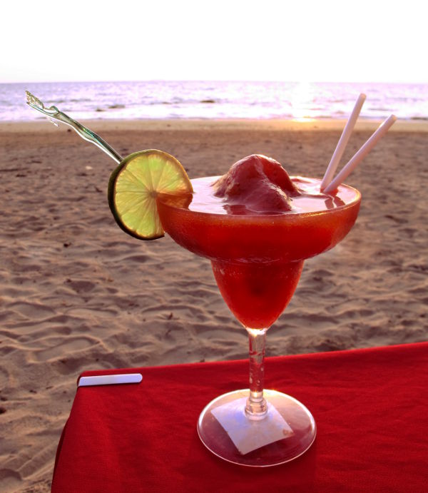 Mansikkamargarita Koala Barissa hieman Asylumista pohjoisempana Klong Daon rannalla. 