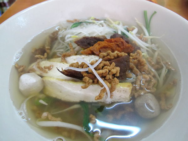 Hong Mingin nuudelikeiton liemi oli turhan mauton, mutta siitä tuli varsin hyvää kun lisäsi soijakastiketta, chilistä etikkaa, sokeria ja chilijauhetta. 