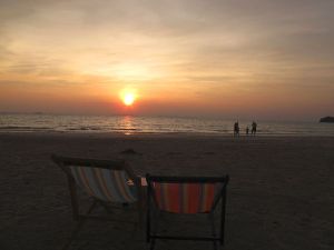 Rantatuolit ja auringonlasku Klong Daolla. 