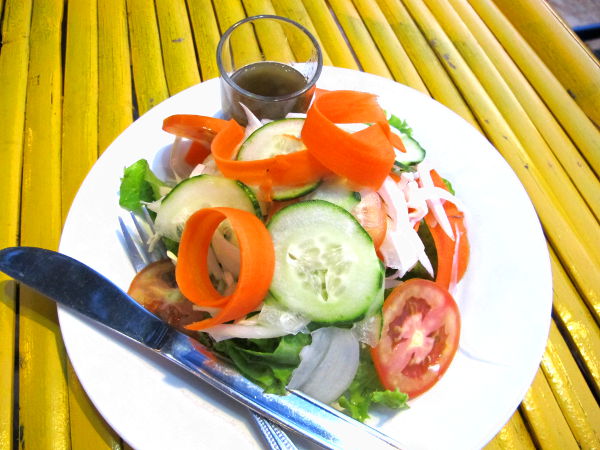 Salaatti Asylumissa. Etikkainen salaatinkastike oli hyvä. 