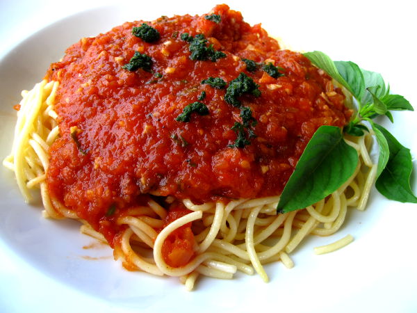 Tomaattipastaa yhdessä Saladanin laituriravintoloista. 