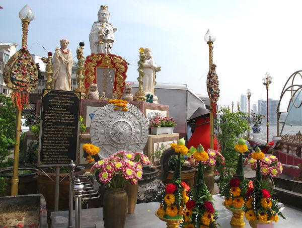 Alttari Chao Phraya -joen rannalla. 