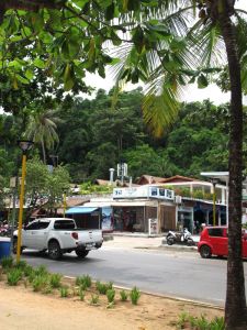 Ao Nang rannasta tielle katsottuna.