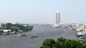 Chinatownin lounaispuolella kulkee Chao Phraya -joki. 