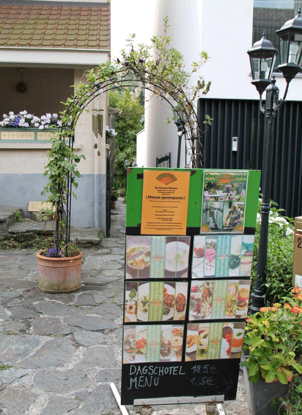 De Groene Waaier sijaitsee lähellä Ghent St Pietersin rautatieasemaa. Ruokailemassa emme käyneet. 