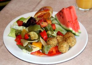 Ruokia brunssibuffetista. 