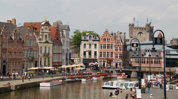 Gentiläiset ja turistit kokoontuivat aurinkoisena päivänä leveän kanavan rannoille. 