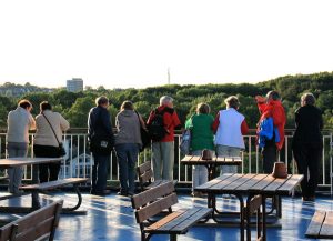 Ihmisiä laivan kannella. 