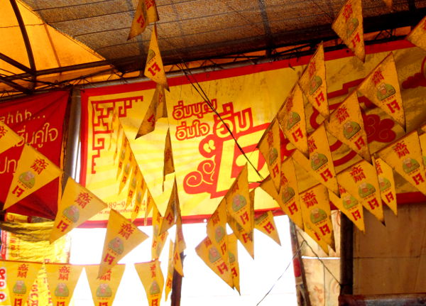 Thaimaalaiset kasvisravintolat tunnistaa yleensä tällaisista keltapunaisista viireistä. 