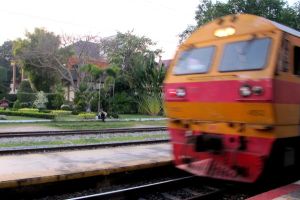 juna tulee hua hinissä