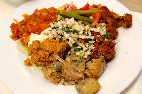 Tällaiset buffetista kerätyt annoslautaset taitavat olla tuttu näky blogissani. Buffetruoka ei ole esteettisimmästä päästä, mutta minusta on aina kiva saada maistella useita ruokia. Tässä Komkommertijdistä etualalla perunasalaattia, siitä vasemmalla jonkinlaista pähkinäistä hummusta, keskellä kukkakaalisalaattia ja takana lämpimiä ruokia. 