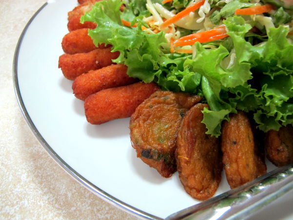 Kasvisnakkeja ja kalamaisia pihvejä Suki Yeh Ru Yissä. 