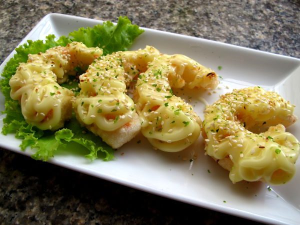 Todennäköisesti konnyakusta tehdyt katkarapuimitoinnit. 