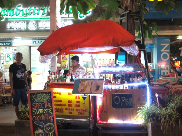 Baarina toimiva katukoju Soi Rambutrilla. 