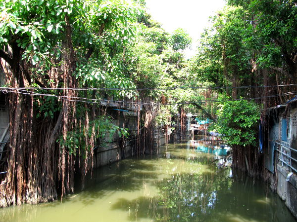 Khlong-kanava Thieves Marketin vieressä. 