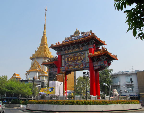 Kiinalainen portti liikenneympyrässä. Takana Wat Traimitin kultaiset katot. 