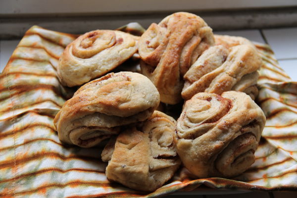 Heti ensimmäisenä päivänä leivoin korvapuusteja lähinnä puolisolleni, joka suosii pullaa yli kaikkien muiden leivosten. 