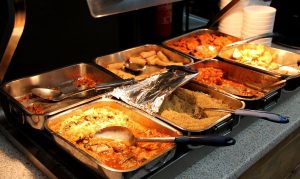 Lämpimät ruoat. Tarjonta vaihteli lounaamme aikana, oli mm. couscousia, kevätkääryleitä, punajuuripaistosta, linssipaistosta, paria punasävyistä vihannesmössöä ja tempuroituja herkkusieniä. 