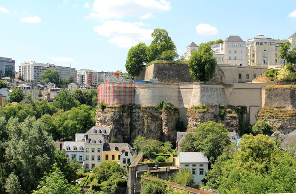 Grundin yläpuolella olevaa muuria. Tuolta kulkee alas Grundiin myös hissi.