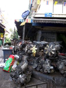 Pitkähäntäveneen moottoreita kujien pajoissa. 