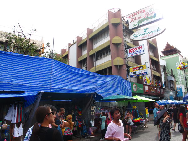 Suojamuovit puretun rakennuksen edessä Khao San Roadilla toukokuussa 2014. 