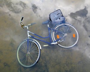 Jos joutuisin pyöräilemään paljon vilkkaassa kaupungissa, paiskaisin varmaan pyöräni kanavaan, kuten tässä on käynyt. 