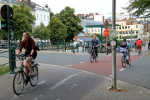 Minusta ei ollut kivaa jos näillä pyöräteillä mentiin välillä kolme pyörää rinnakkain jonkun ohittaessa minut. 