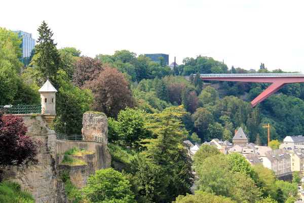 Vanhasta kaupungista pääsee punaista siltaa pitkin bisnescityyn.