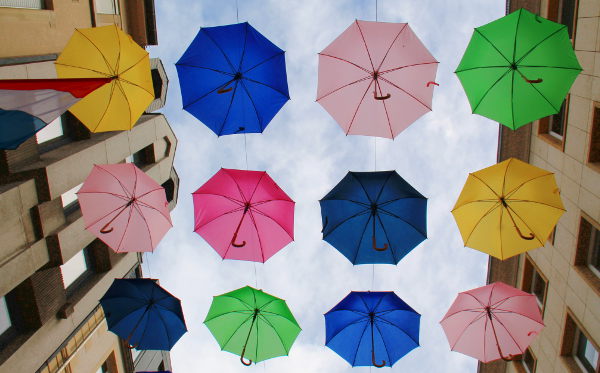 Sateenvarjoja vanhan kaupungin yllä.