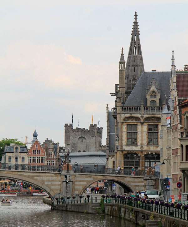 siltaa ja linnaa gentissä