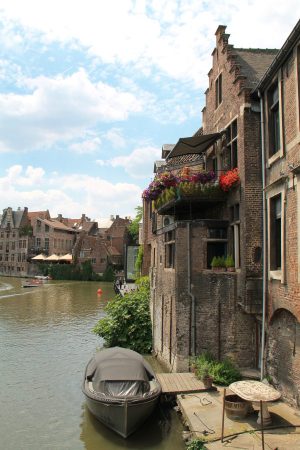 Olisiko hauska asua kaupungissa ja liikkua veneellä? Kanavista huolimatta Gentissä tällainen näky ei kuitenkaan ole yleinen. Luultavasti veneillä liikkuvat vain turistit. 