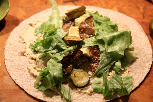 Wrappiakin teki heti mieli. Tässä hummusta, avokadoa, marinoitua munakoisoa ja kesäkurpitsaa sekä salaattia. 