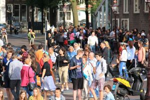 Jonoa ja tungosta Anne Frankin talolla. 