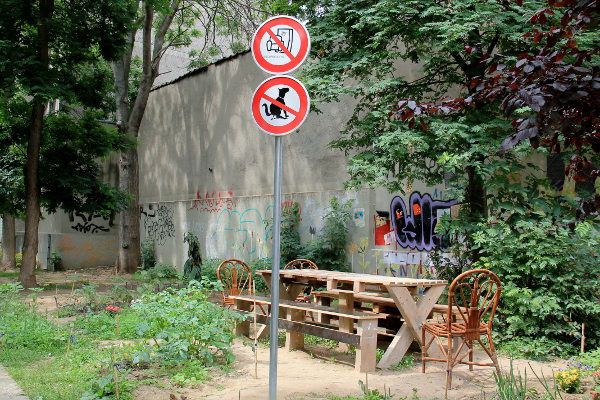 Jonkinlainen asukaspuisto, mutta kieltomerkeillä pilattu.