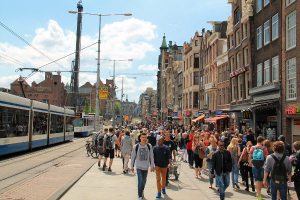 Damrak-katu suoraan rautatieaseman edessä. Jotenkin muistelisin että alue olisi ollut pitkään remontissa tästä kuvasta vasemmalle. 