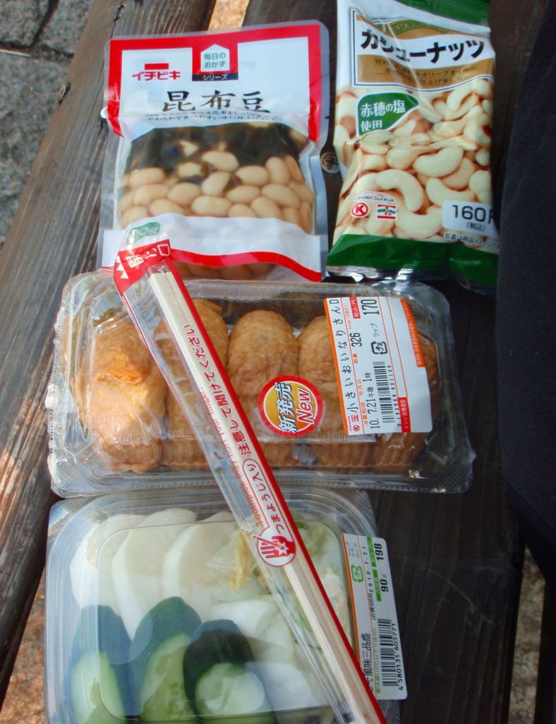 Koska ravintolasta sain vain pari pientä sushinökärettä, turvauduin taas kioskista ostettuihin eväisiin. Kasvissyöjä löytää Japanin elintarvikekioskeista helposti piknikevästä, kuten tässä alla tsukemono-kurkkua ja retikkaa, inarisusheja, merileväisiä valkoisia papuja ja cashewpähkinöitä. Ihan kustannussyistäkin pidin Japanissa usein vain piknikin ravintoloissa käymisen sijaan. Joskus vain kaupungilla oli vaikea löytää paikka johon istahtaa eväitä syömään. 