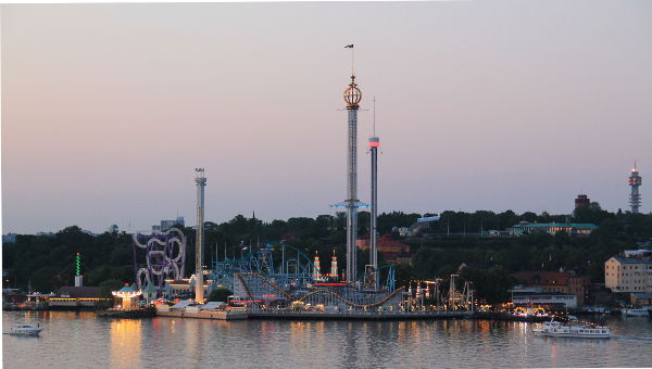 Grönä lundetin huvipuisto näkyi Viking Linen autojonoon. 