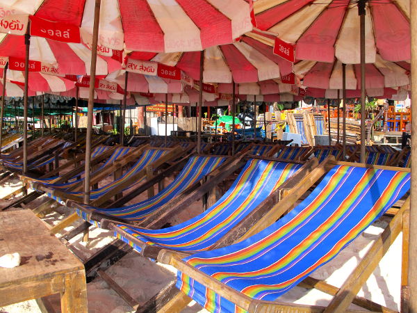 Had Sai Kaewin rannalta löytyi näitä käsittämättömiä rantatuolirivistöjä.