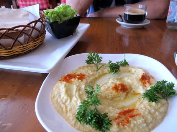 Hummus on minulle perusruokaa, jota kaipaan kaikkialla. Sitä sai Phi Phillä ainakin parista paikasta. 