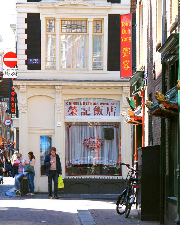 Ihan keskustassa on alue, jota kauppa- ja ravintolapaljouden vuoksi voi sanoa Amsterdamin Chinatowniksi. 