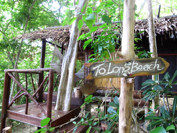 Phi Philtä voi saada tällaistakin bungalowmajoitusta rinteellä, mutta hinnat ovat aika tyyriitä. Viking-nimisessä paikassa vaikutti olevan tosi paljon eritasoisia mökkejä metsässä. Mökkien läpi kulki polki kohti Long Beachia. 