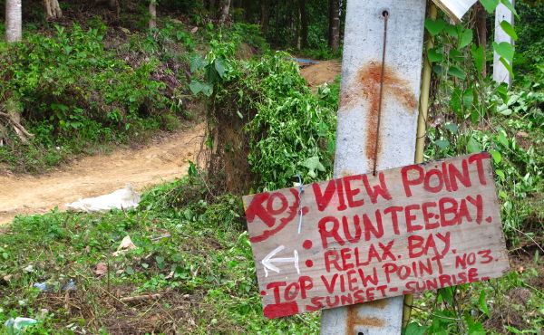 Lähdimme kohti näköalapaikkaa majapaikkamme läheltä kulkevalta tieltä opaskylttejä seuraten. 