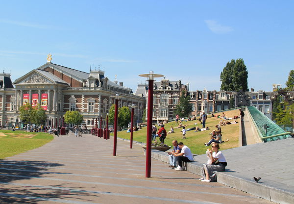Museumpleinin puisto Van Gogh- ja Rijksmuseoiden luona. 