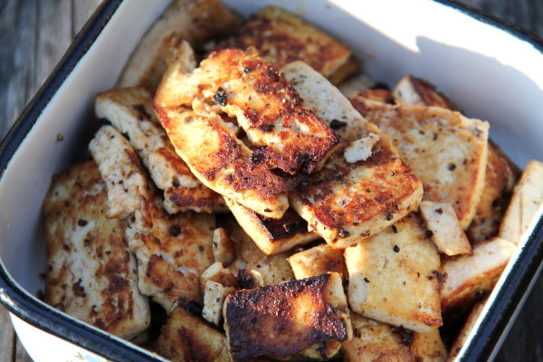 Paistetut sinappikastikkeessa marinoidut tofut.