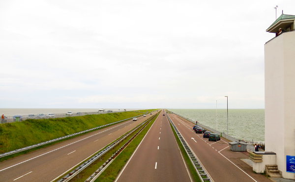 Hollannin padolle ei juuri muuta mahdu kuin 32 km pitkä moottoritie. 