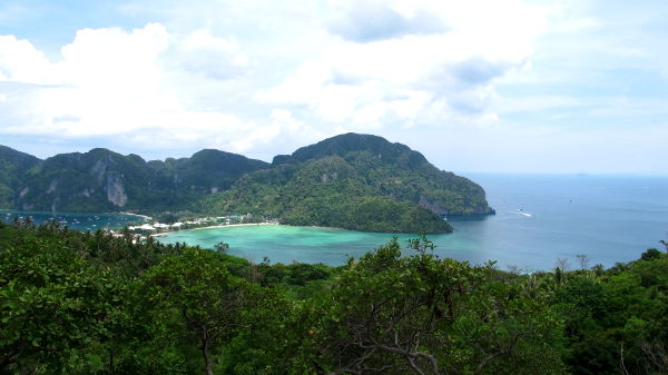 Phi Phin vedet ovat kauniit katsoa ja sukelluskin on hyvää. 